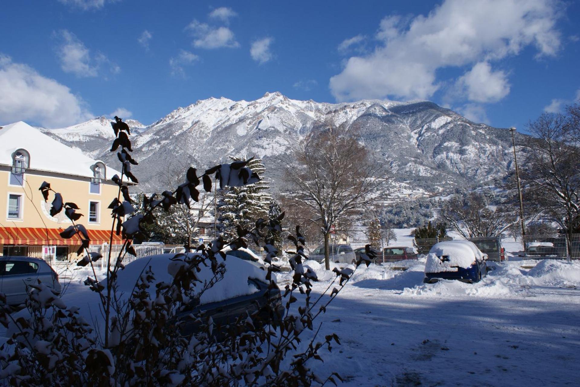 Hotel De La Gare Eygliers Buitenkant foto